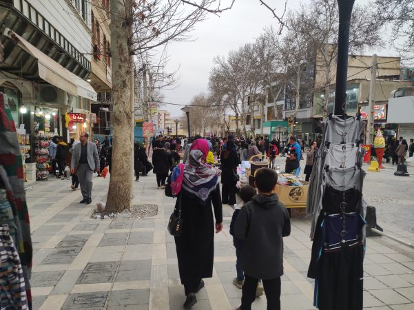 پیاده رو های شهر ایلام در تصرف دست فروشان